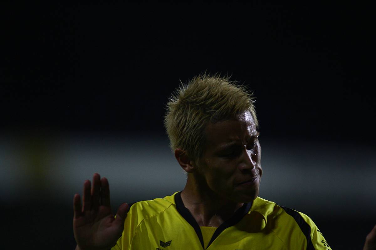 Imagem de referência relacionada a Keisuke Honda, item descrito como treinador e ex-futebolista japonês