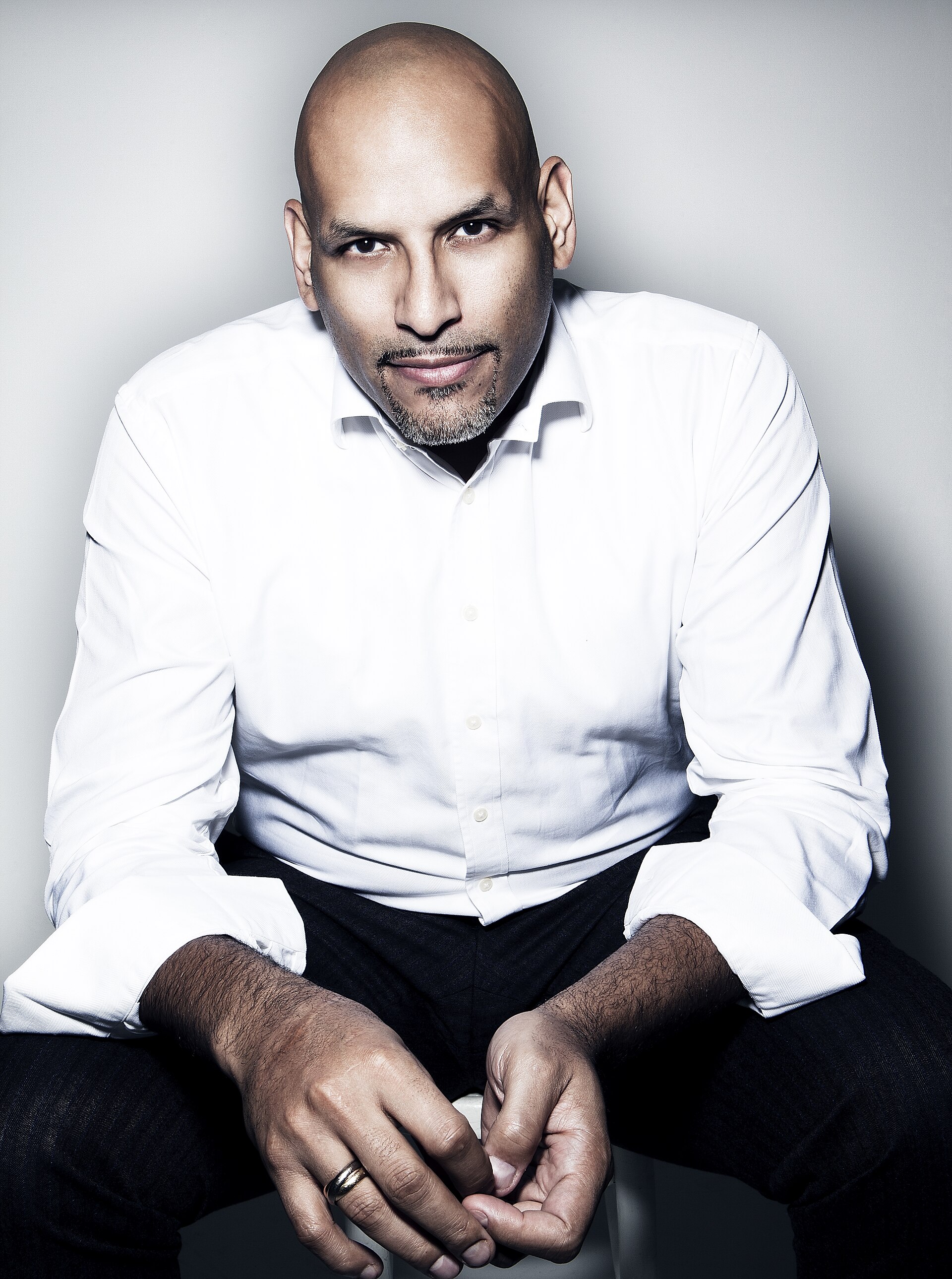 Imagem de referência relacionada a John Amaechi, item descrito como registro de referência sobre John Amaechi, organizado a partir de dados estruturados abertos