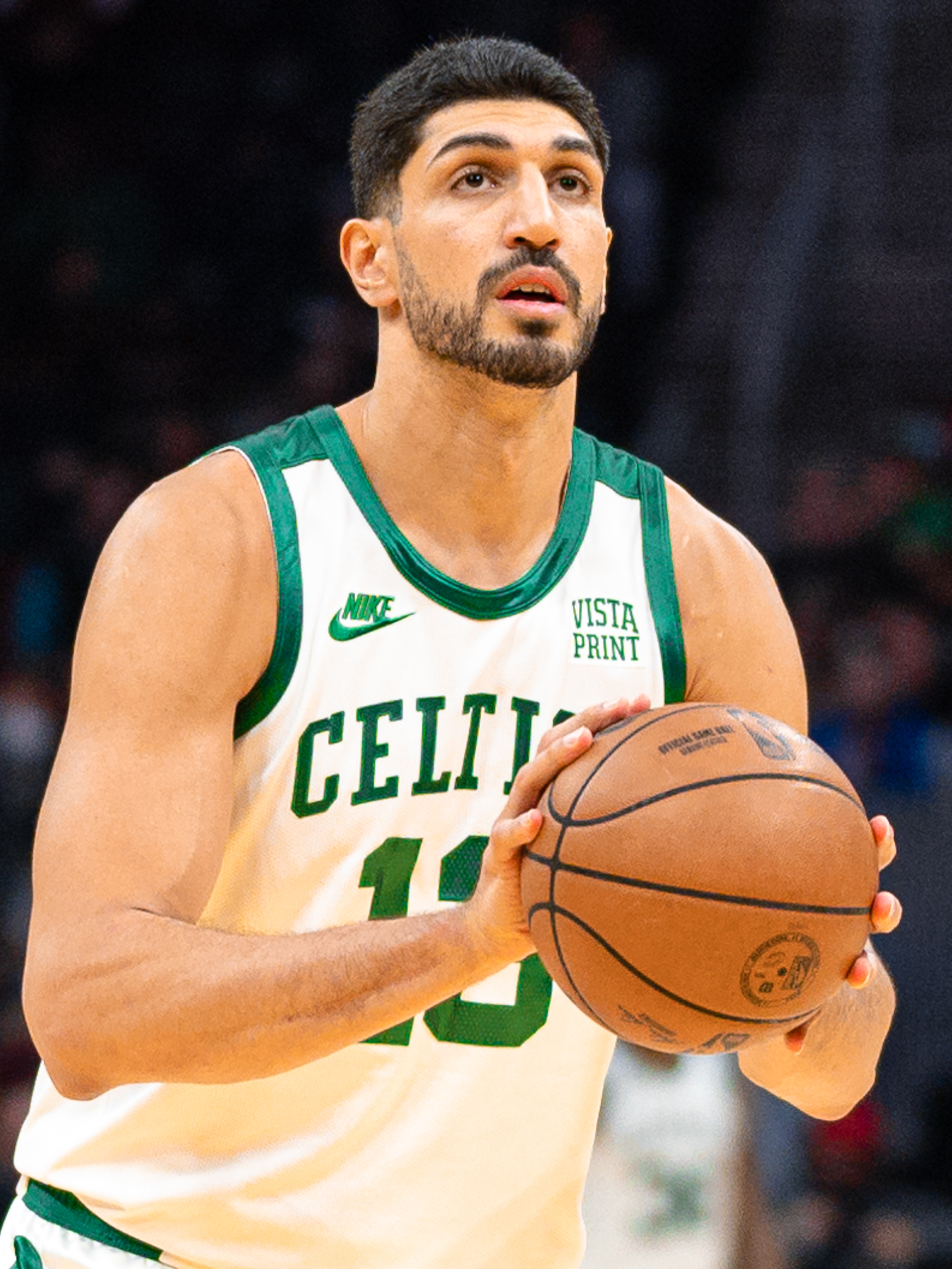 Imagem de referência relacionada a Enes Kanter, item descrito como jogador de basquetebol turco