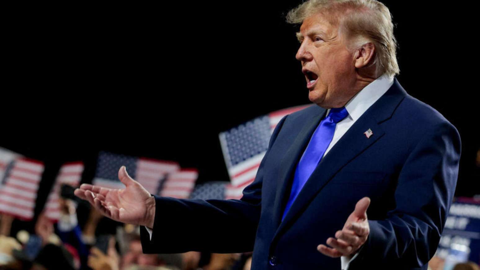 Donald Trump discursa durante convenção republicana em Dallas, no Texas, e promete pagar US$ 5.000 a cada adulto americano caso o Partido Republicano mantenha o controle da Câmara e do Senado nas eleições de meio de mandato.