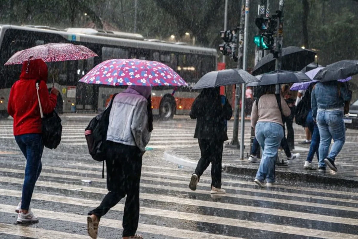 Frente fria muda o tempo em SP, e Defesa Civil alerta para chuva forte