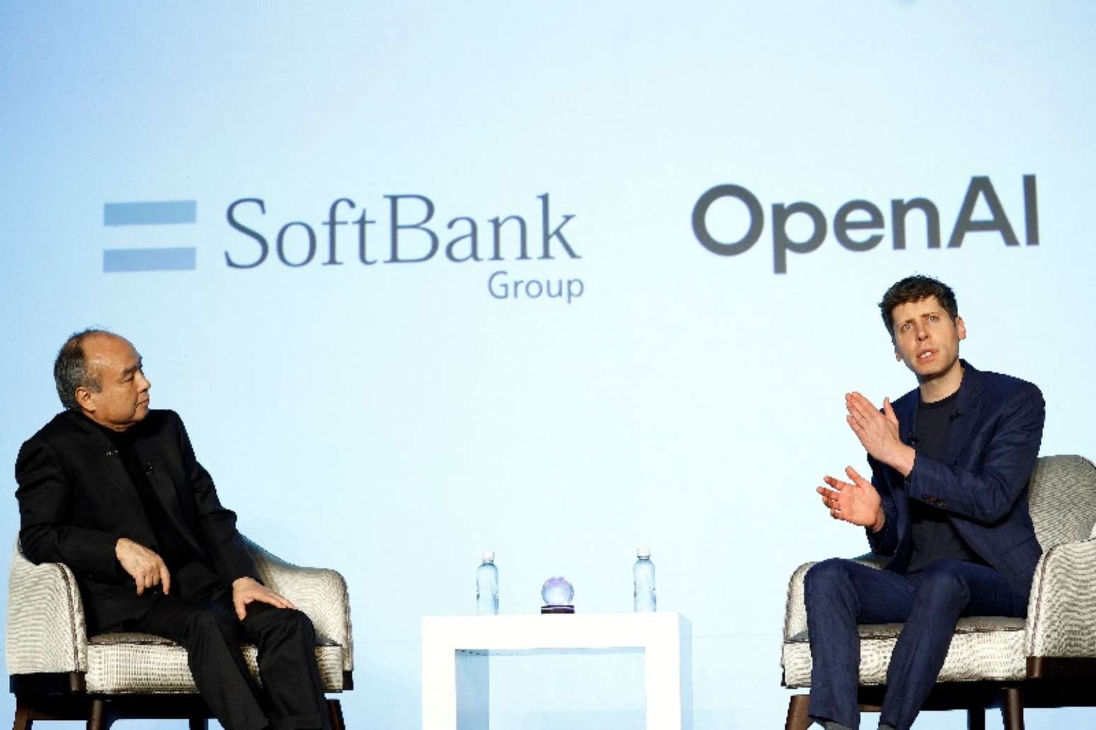 O CEO da SoftBank, Masayoshi Son, e o CEO da OpenAI, Sam Altman, participam de um evento para apresentar soluções de IA para empresas em Tóquio, Japão, em 3 de fevereiro de 2025 REUTERS/Kim Kyung-Hoon
