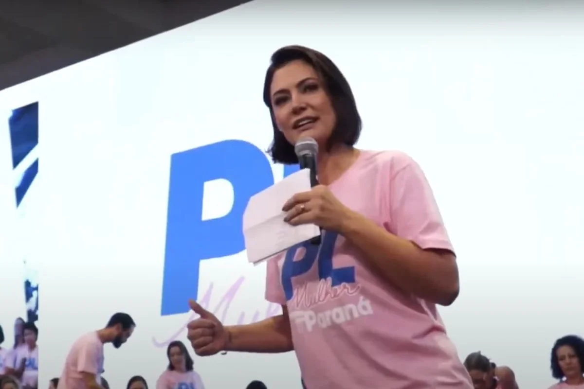 Michelle publica vídeo convocando apoio do Éxercito Rosa a Flávio Bolsonaro