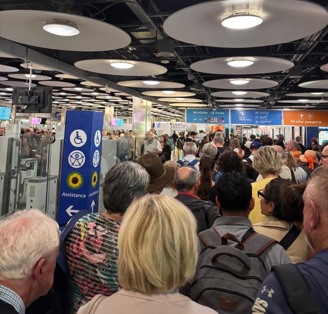 Falha técnica em maior aeroportos de Londres já causa mais de 1500 voos cancelados