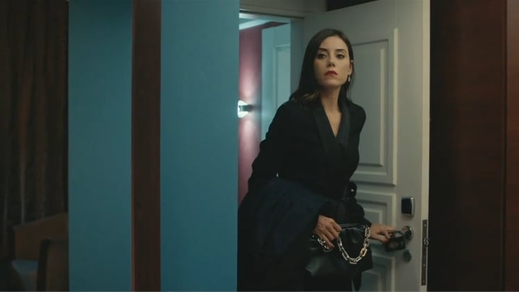 Mert em Iludida, ator turco chama a atenção de fãs em sessão de fotos: ‘Que vilão lindo!’