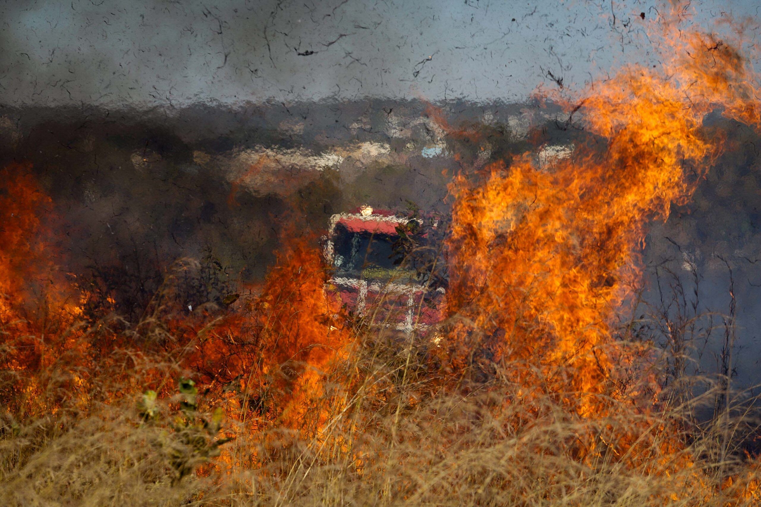 Incêndio no cerrado próximo à Fundação Oswaldo Cruz, UnB, na L3 Norte. Bombeiros e brigadistas do Brasília Ambiental e controlaram o fogo incêndio época de seca Metrópoles