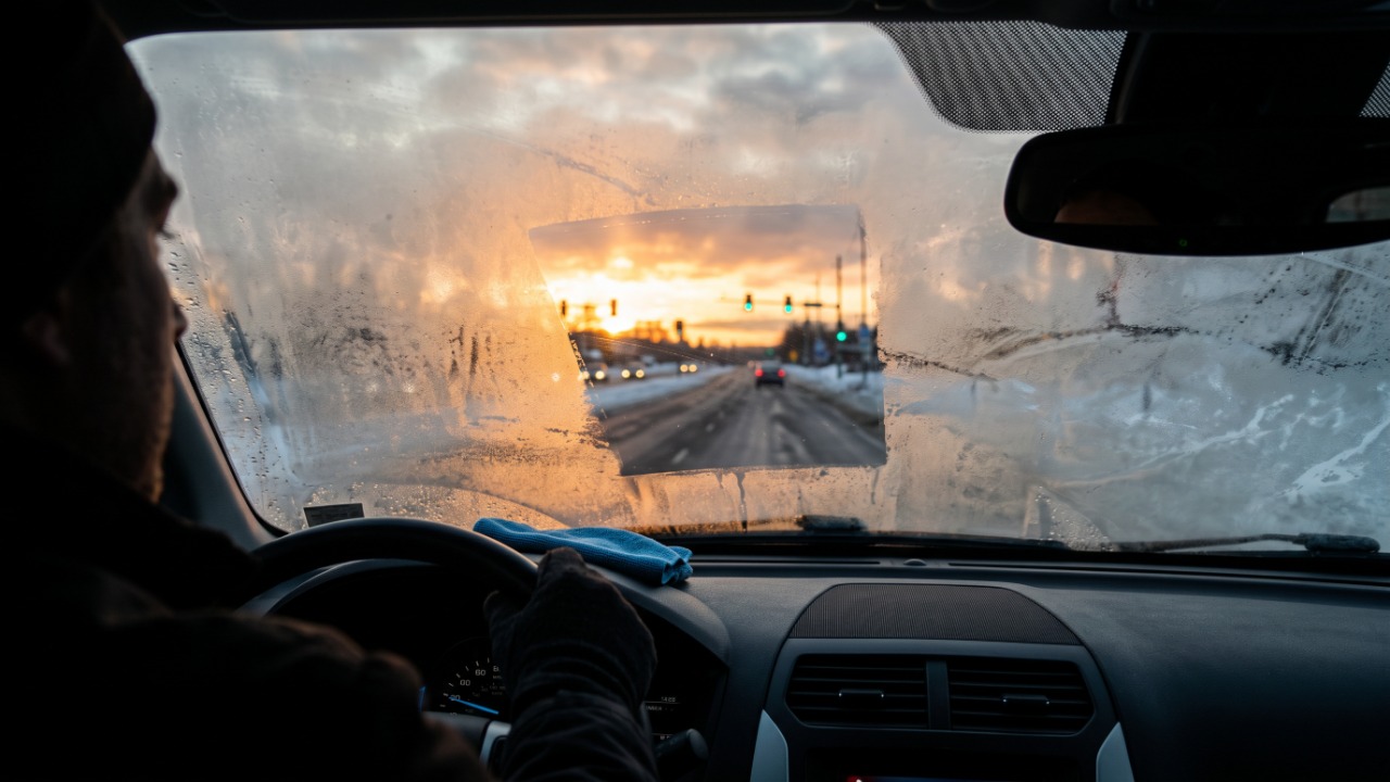 Passar álcool no vidro interno do carro no inverno: para que serve e por que motoristas antigos fazem isso antes de ligar o desembaçador